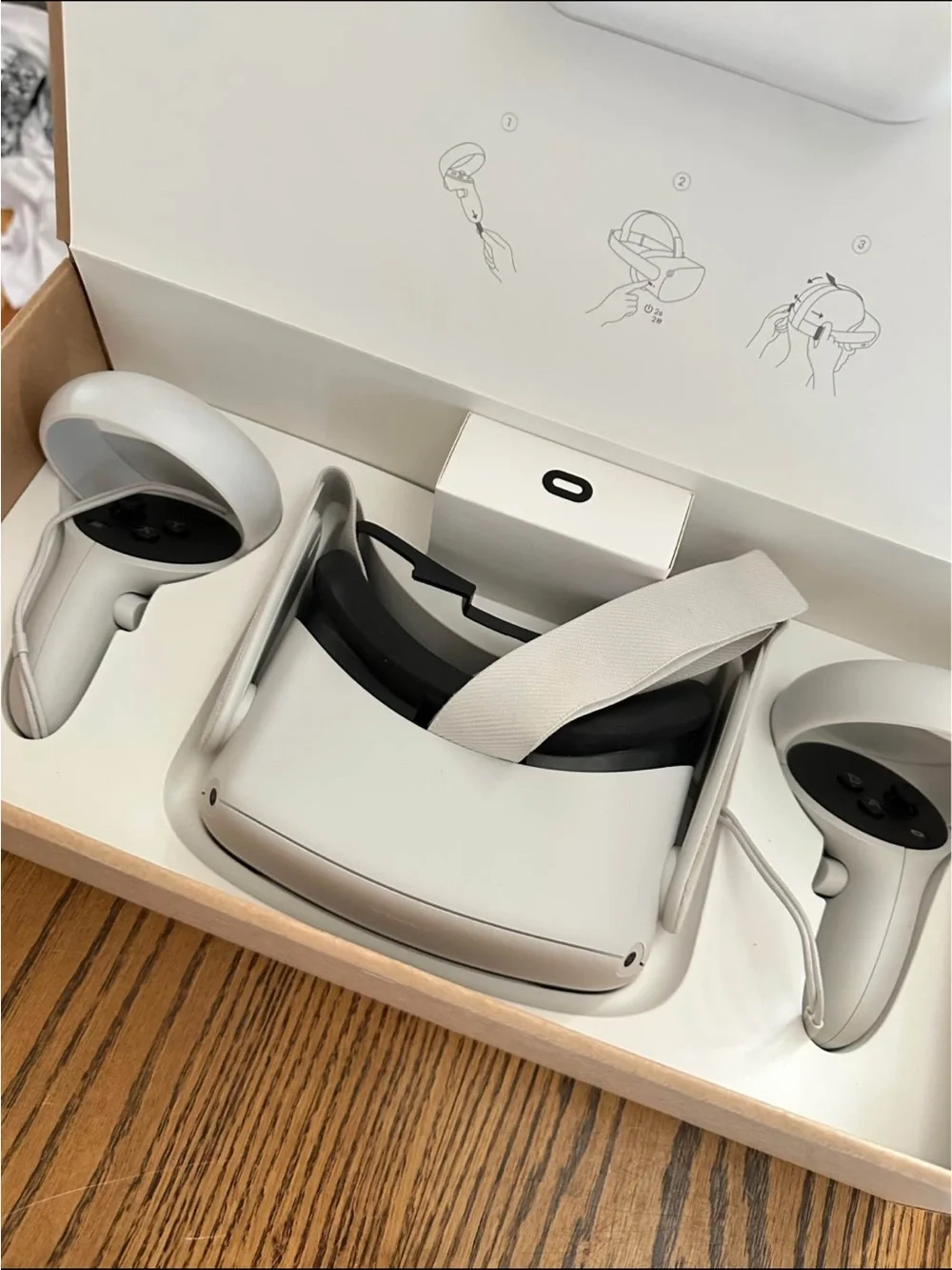 Oculus Standalone VR Headset with White Controllers